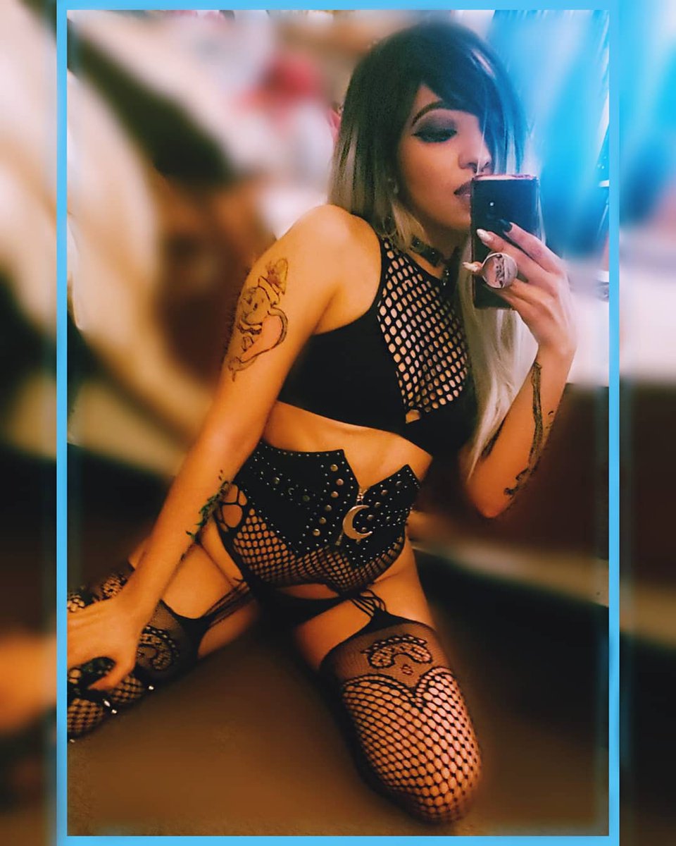 PunkyLuLu28's tweet photo. 🖤👑 Eat your heart out BarbieDoll 👑🖤
#Model #BarSinister
#Killstar #KinkyPeach #Sexy #INKEDGirls #SullenAngels #DiamondGirl #Quarantine2020 #Queen #ILoveMe #StayPositive #Fashion #Beautiful #Lingerie #SpankMe #LosAngeles #Badass #DStudentProductions #Fishnets #Fetish #Kinky https://t.co/JFLYzLWiu9