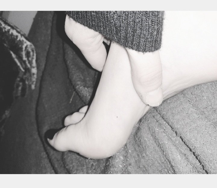 ZaraRae2's tweet photo. Not for all but , for some 

#feet #foot #tattoos #foottattoo  
#nails #nailpolish #black #fans #fansonly #curve https://t.co/yoyONcGQKh