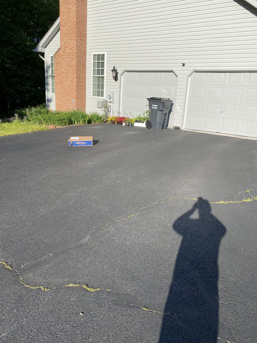techsuperfreak's tweet photo. @FedEx is this how you leave deliveries??   C’mon man!! https://t.co/cxii05dmfS