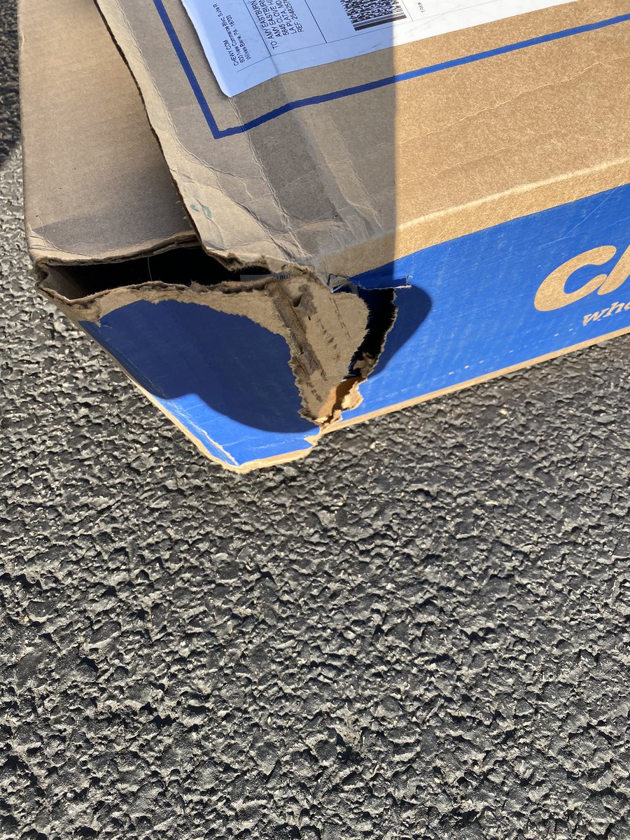 techsuperfreak's tweet photo. @FedEx is this how you leave deliveries??   C’mon man!! https://t.co/cxii05dmfS