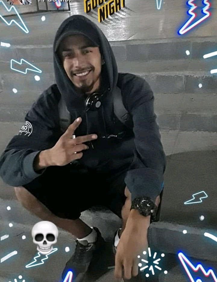 ChacalitosH's tweet photo. Te interesa su pack???

Solo te digo que woooooooow

Osea ni 15… ni 18 centímetros

Es realmente un tronco rikisimooooo y jugoso... Con unos cuadritos en el abdomen . K tiene un caminito de vellos que llevan a a ese tronco enorme https://t.co/qyrboZiA90