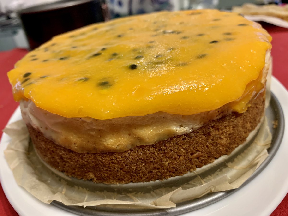 hoomygumb's tweet photo. Und dir war der Nachtisch beim #tWorschtsalat: Mango-Maracuja-Cheesecake 😋 https://t.co/jIhDmPEOaw