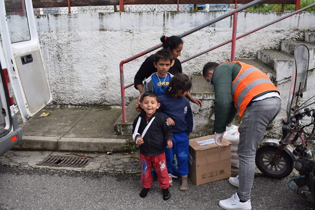 WVAlbania's tweet photo. Pandemia e #COVID_19, po i përball #familjet shqiptare, veçanërisht ato në nevojë, me vështirësi të tejskajshme. 3677 familje, ose 15,984 të rritur dhe #fëmijë janë mbështetur aktualisht nga World Vision në Shqipëri, në 14 #bashki.
Lexo:https://t.co/xqyzaRvuRI
#Forcojmëfamiljen https://t.co/lzHnpJRQ0T