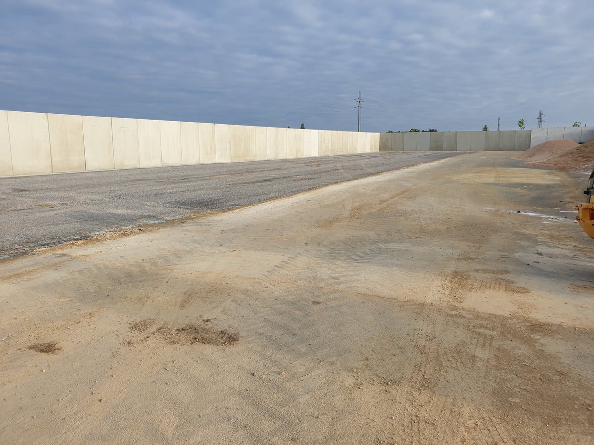 LhotteLouis's tweet photo. Encore 1 semaine de travaux, ça sent bon les ensilages, J-10 en espérant que Miss météo soit avec nous 🤞
#valoisenergie #fertioise
#méthanisation #cive #biomethane @Eurovia_Group @EnviTecBiogas @GRDF @LhotteGreg @PierrotROLAND @LevasseurBenoi1 https://t.co/2JWNAz8LqU