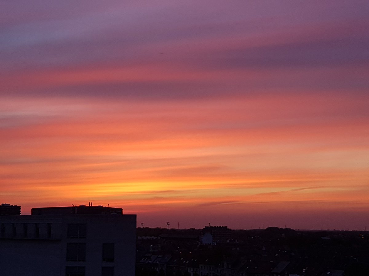 frankdeboosere's tweet photo. Kleurrijk spektakel vanavond! https://t.co/FVZsIvMKBd