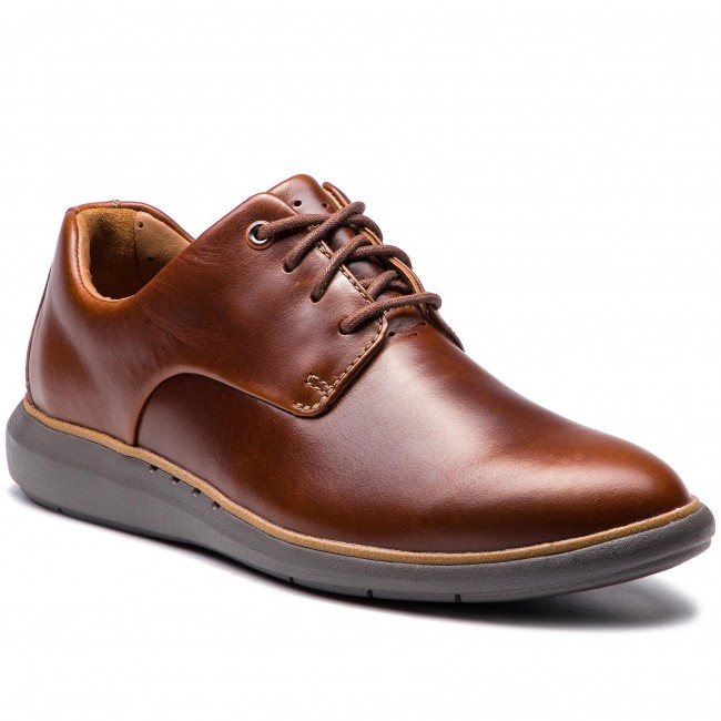 Je réponds à ce thread tout les 10 ans mais voilà un nouveau à la liste, il est très différent des autres mais au moins je l'ai celui là Marque : Clarks (unstructured) Modèle : Un Voyage Plain