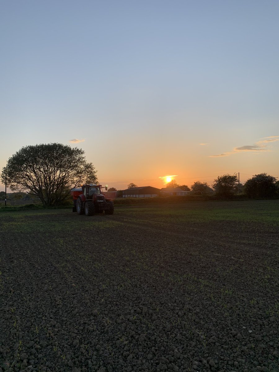 oliver__tait's tweet photo. @AnnieMac  another beautiful sunset in Yorkshire as Thursday turns into Friday and we work into the night 😎 shout out to all the farmers and all the key workers #blessed #countrysideheros https://t.co/2Q6TuiRM3Z