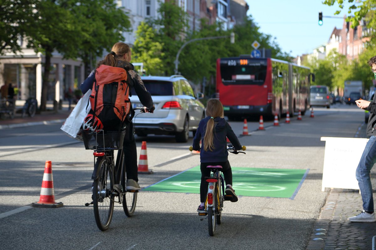 ADFC_Kiel's tweet photo. Sichere #Radweg|e für unsere Kinder!

Heute waren wir gemeinsam mit dem @VCD_Nord auf der Holtenauer und haben Kiels erste #PopUpBikeLane eingerichtet.
Das Feedback war positiv u es zeigt sich, dass wir #MehrPlatzFürsRad brauchen!
So fuhren sogar Kinder auf der Fahrbahn 😊 https://t.co/HsKnsQhFUZ