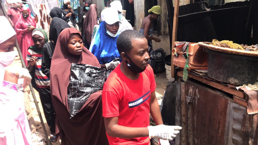 M_Y_Kadauri's tweet photo. Alhamdulillah,@aid_juvenile  Kaduna Branch, Shared food items to 50 vulnerable  Households at Rigachikun as part of it's Ramadan Feeding Program.

More 50 are to be benefitted in Badarawa on Saturday 9th April 2020, Insha Allah.

HELP THE NEEDY WITH THE LITTLE YOU HAVE! https://t.co/0RkE9ZbPIc