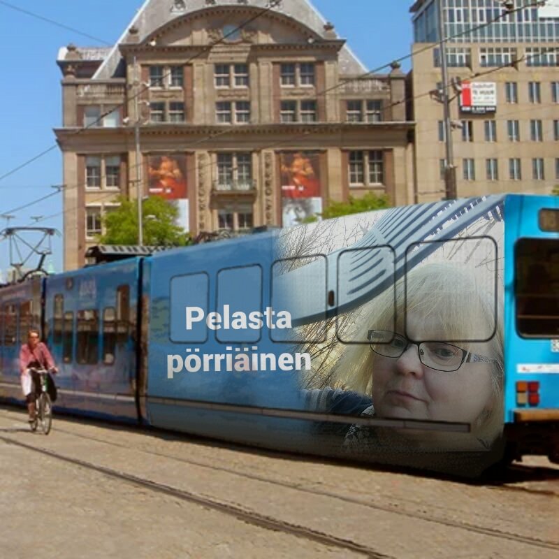 Muksunen's tweet photo. #Tanssii_haravan_kanssa. Paitsi ettei pitkään tanssi, kun asensin sekä puhelimelle että tietokoneelle kuvankäsittelyohjelman. #Harava saanee nyt levätä.
Huomaattehan kuvani #bussi'n kyljessä? #pelastapörriäinen #kampanja https://t.co/qsWGoq9zeO