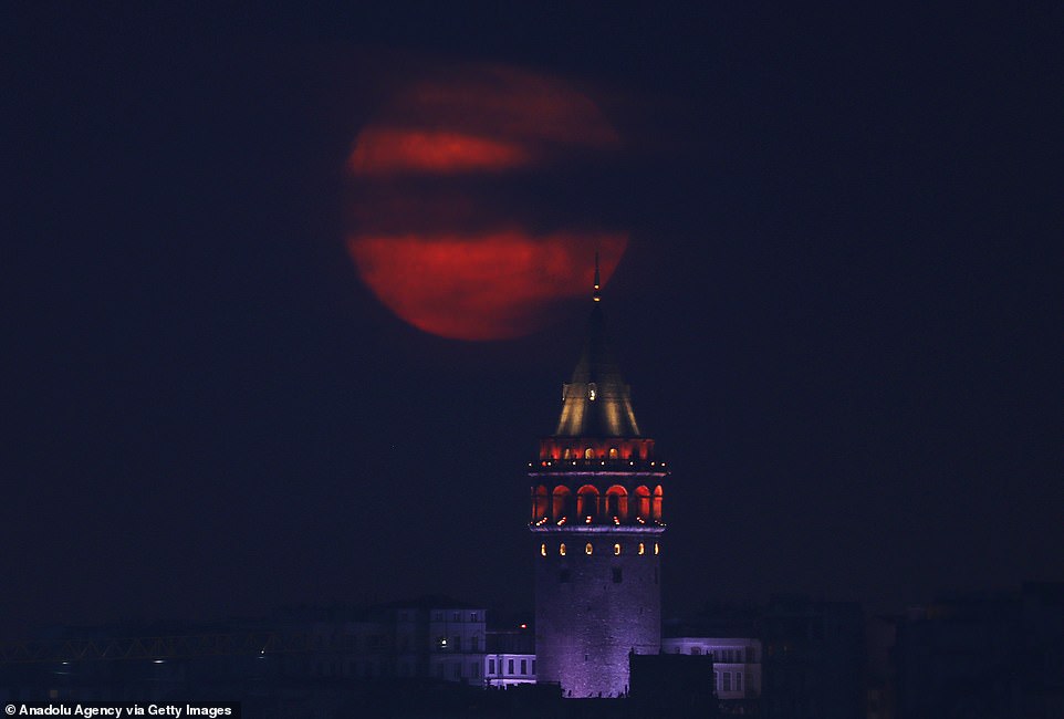 SeriesTurcas's tweet photo. Una fotito de la #SuperLuna desde Estambul, Turquía.
🌕 
😮👏👏 https://t.co/UxalgrA2I0