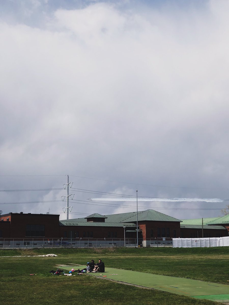 Ran to an elevated park in Verdun to watch the <a href="/CFSnowbirds/">CF Snowbirds</a>. Thanks for the show! ❤️ ✈️ 🇨🇦 #OpInspiration #Snowbirds #airplanenerd
