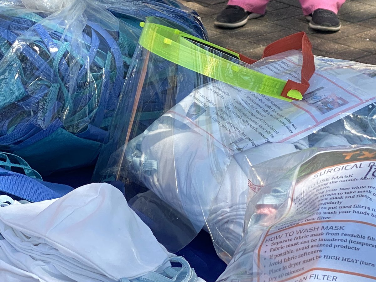 Pct1Constable's tweet photo. “This is what great corporate leadership is all about,” said Constable Alan Rosen. 

Thankful for the donation of 1,000 units of personal protective equipment today from @CEMEX_USA and @txrxlabs . #buildingcommunitytogether More here: https://t.co/Wr8RMj6YMd https://t.co/DjoPsjm06G