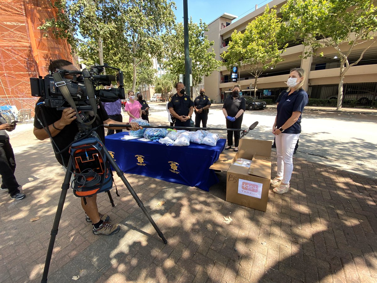 Pct1Constable's tweet photo. “This is what great corporate leadership is all about,” said Constable Alan Rosen. 

Thankful for the donation of 1,000 units of personal protective equipment today from @CEMEX_USA and @txrxlabs . #buildingcommunitytogether More here: https://t.co/Wr8RMj6YMd https://t.co/DjoPsjm06G
