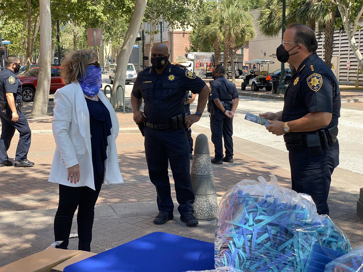 Pct1Constable's tweet photo. “This is what great corporate leadership is all about,” said Constable Alan Rosen. 

Thankful for the donation of 1,000 units of personal protective equipment today from @CEMEX_USA and @txrxlabs . #buildingcommunitytogether More here: https://t.co/Wr8RMj6YMd https://t.co/DjoPsjm06G