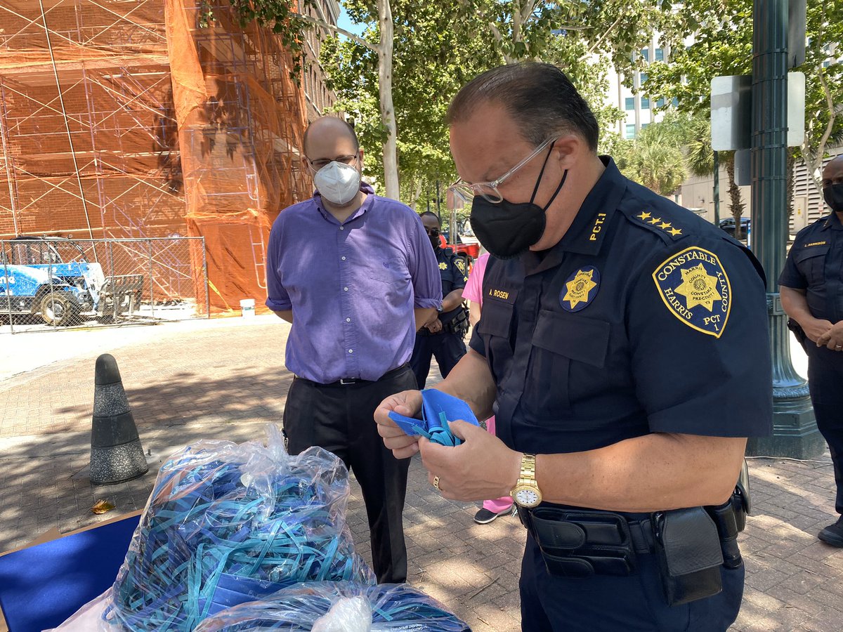 Pct1Constable's tweet photo. “This is what great corporate leadership is all about,” said Constable Alan Rosen. 

Thankful for the donation of 1,000 units of personal protective equipment today from @CEMEX_USA and @txrxlabs . #buildingcommunitytogether More here: https://t.co/Wr8RMj6YMd https://t.co/DjoPsjm06G
