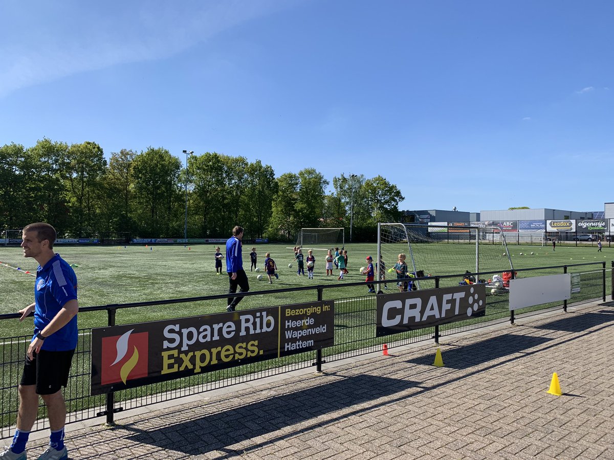 #Minipups <a href="/vvseh/">v.v. S.E.H. ⚽️</a> in actie ! 💪😊🔵⚪️#wemogenweer #voetbal <a href="/KNVBOost/">KNVB Oost</a> #Heerde #wijzijnseh
