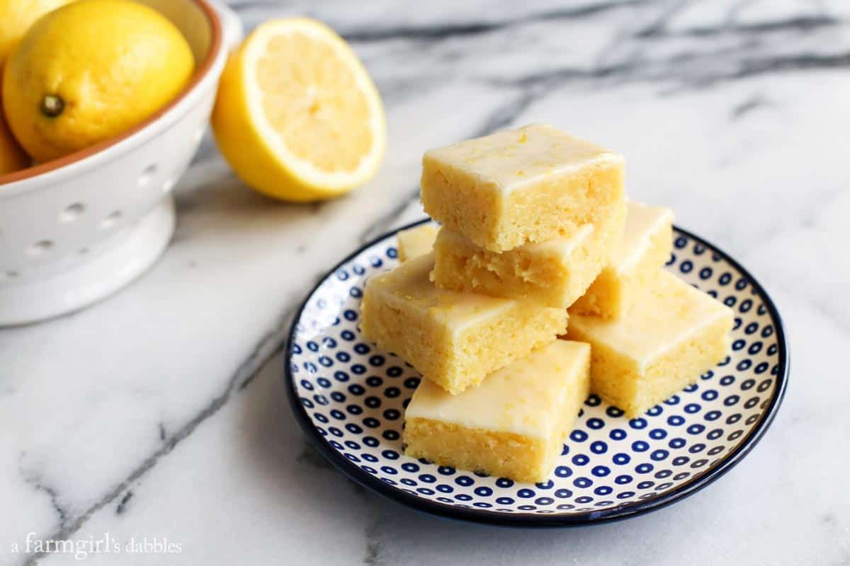 Lemon Heaven Bars are a delightfully dense, soft and chewy dessert! >>> buff.ly/2IxSytN #lemon #lemondessert #easyrecipe