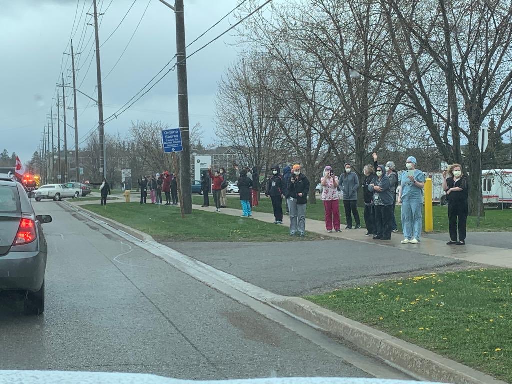 Maleehashahidrc's tweet photo. Motorcade supporting Healthcare workers in @TownofWhitby over 💯 cars participated in this beautiful tribute to frontline workers. Thank you 🙏 @OntarioShores @LakeridgeHealth @OntShoresFdn @WhitbyFire @DRPS https://t.co/m4YWjiYOHH
