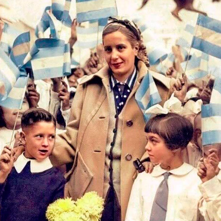 NataliaDLSok's tweet photo. La esperanza de que todo mejorará es una certeza. No me permito dudar, porque tengo presente el recuerdo de Evita, quien sembró la solidaridad entre nosotros y fue la voz de los más necesitados. Su ejemplo hoy me da las fuerzas para seguir trabajando. #Puentes #EvaPerón #101Años https://t.co/I2Q9jVoCSA