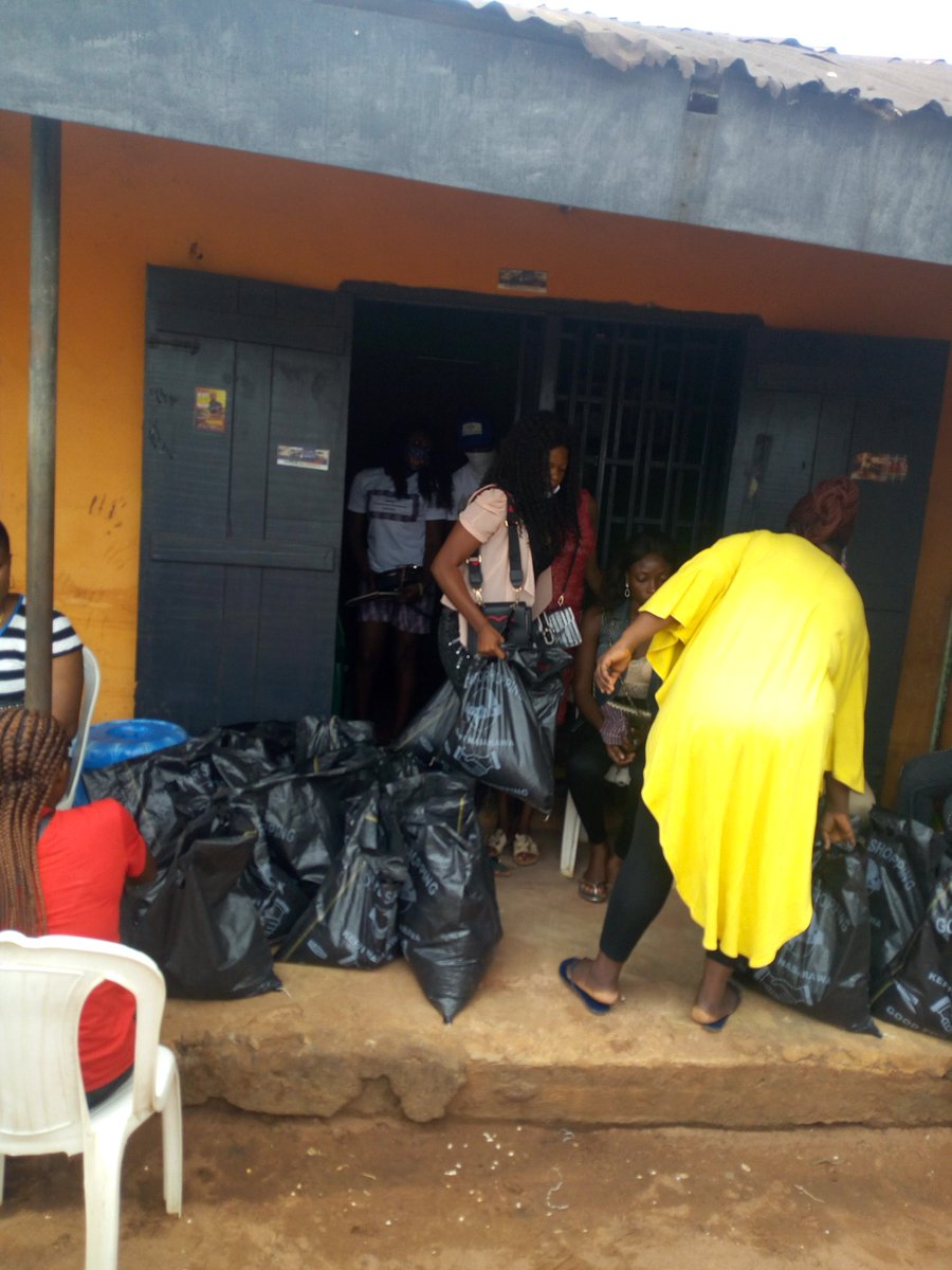 GREATERRETURNE2's tweet photo. G.R.F IN PARTNERSHIP WITH WACOL
distribution of palliative to some returned migrant. @UNODC_Nigeria
@NgoziEzeilo @IOM_Nigeria
@EUinNigeria @EdoJobs @SureshK43439612 @AinoHeikkila @catsid @BBCsarahsmith @ororo1_speedfm @KUFMNIGERIA https://t.co/wOJ1IjOnuz
