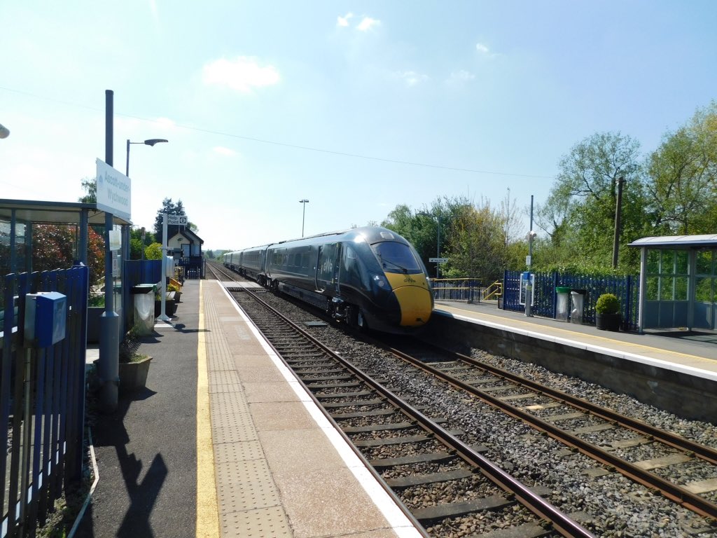 loypass_SCCar's tweet photo. ๐๐ Ascott-under-Wychwood - the only other double-track spotting point open to me at this time. (A 6-mile cycle, specifically.) Worth braving yesterday's heat, though - not to mention the hills and midges - for IET action somewhere fresh. Feast your eyes!
@GWRHelp #CotswoldLine https://t.co/WbArGhtF5o