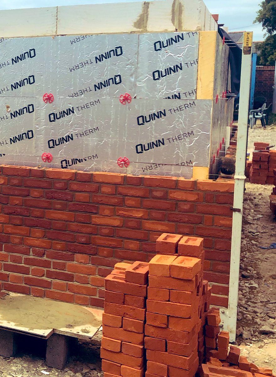 SQB2001's tweet photo. More great work by the standards team! Flemish bond with v joint pointing, turned up using Blake’s profiles #brickwork #blakesprofiles #isleofwight #newbuilds #flemishbond https://t.co/nz0Z7ZShki