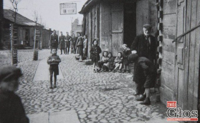F_ZIHK's tweet photo. 7.05.1942 niemieccy kaci przeprowadzili akcję likwidacyjną getta w #Rykach - Żydów popędzono do #Dęblina, skąd wywieziono Ich do #Sobiboru #Shoah https://t.co/xHxsJ3xR7k