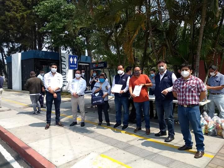 KevinVladimirCL's tweet photo. #CSU
Hoy tuvimos la bendición de poder compartir como miembros de  CSU bolsas de víveres para los vendedores de nuestra Universidad. https://t.co/eauWxiwOdl