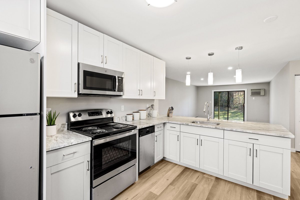 renaissance_bay's tweet photo. We are so excited to show off our gorgeous renovated apartments.  Call or email us for more info.
#patchoguevillage #longislandapartments #patchogueapartments #renovatedapartments #luxary #luxuryapartments #modernkitchen #suffolkcounty #suffolkcountyapartments #apartmentliving https://t.co/jKYEkEUcwK