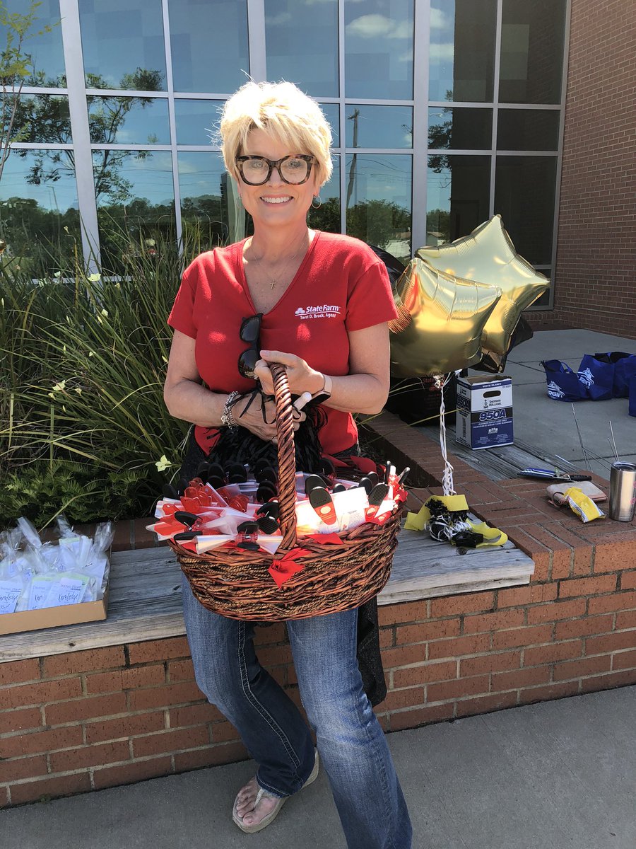IrmoPtso's tweet photo. Thank you to our sponsors for @IrmoHigh Teacher Appreciation celebration!  #PTS💛 @rlhardyus @TerriDBrock @SusanRobertso18 https://t.co/5VSyauRUAv