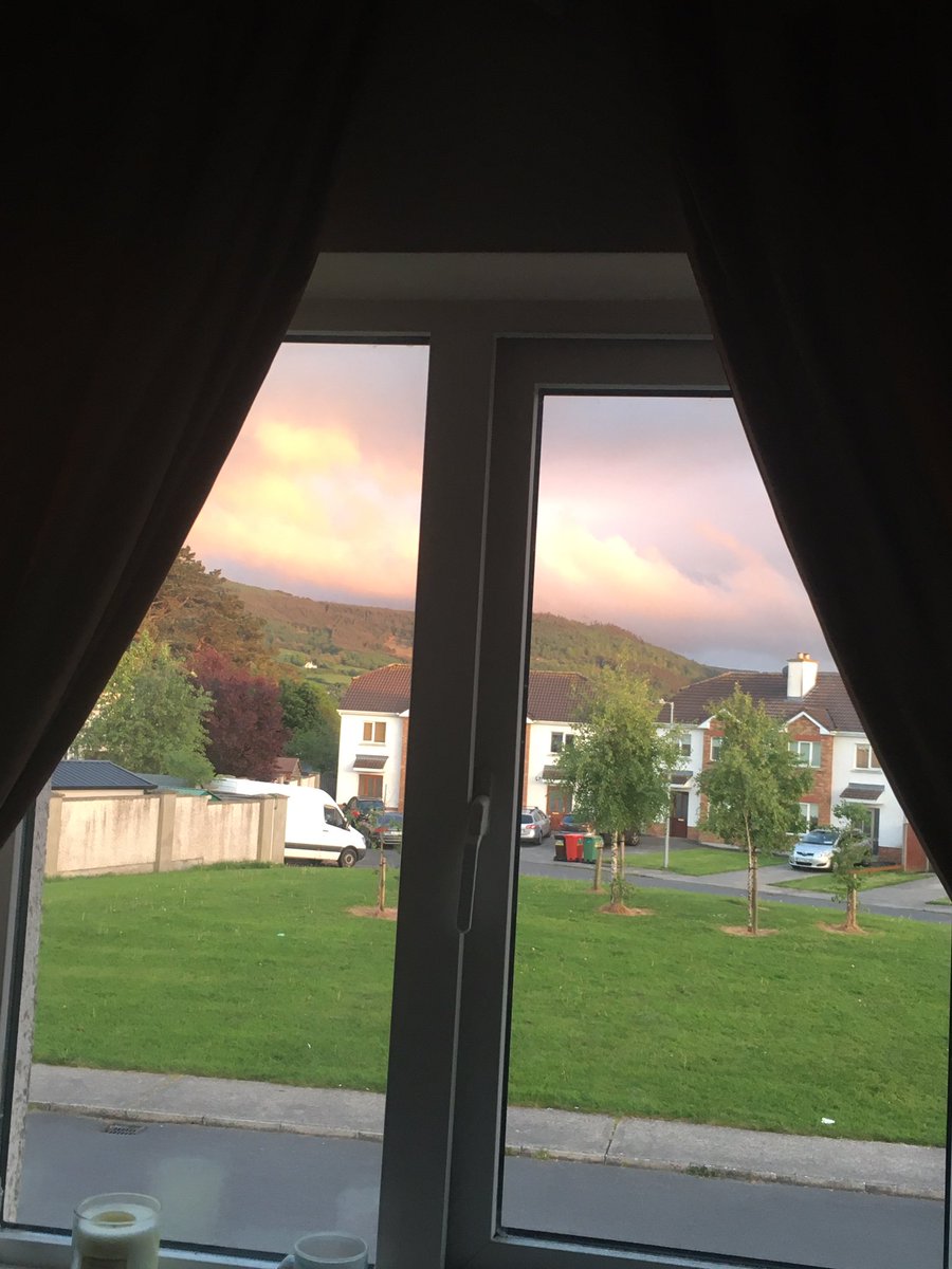 agrainne24's tweet photo. My current view! What a gorgeous evening sky! 😍 #HellofromIreland #sunset #nofilter https://t.co/q5LSvxolLk