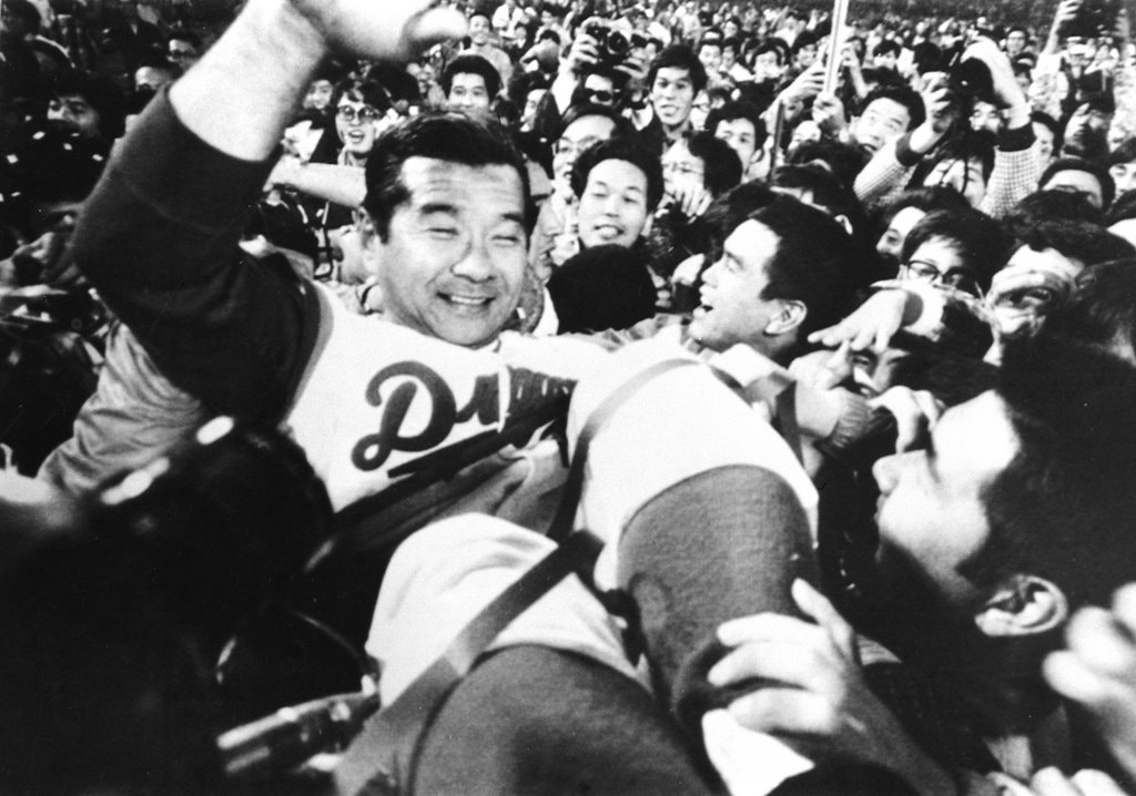 DatWinning's tweet photo. 31 APA Athletes in 31 Days: WALLY YONAMINE

Hawaiian-born Wally Kaname Yonamine was a two-sport star who was the first Japanese American to play in the NFL; and later became a pioneer and Hall of Fame baseball player in Japan.

#APAHM #31APAAthletesin31Days #AAPIHM #pioneers https://t.co/acVpdGYclG