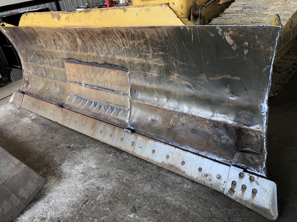 Check out this reskinning job on the blade of a D61PXi-23...

#BerryTractor #HeavyEquipment #Construction