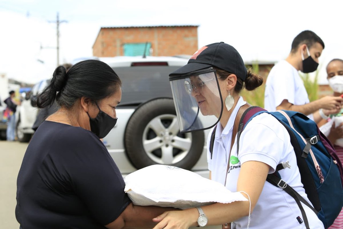 Presentesco's tweet photo. Hoy fuimos a Bello para entregar mercados con el colectivo #putamentepoderosas a trabajadoras sexuales y familias.
La sensación fue agridulce, la satisfacción de ayudar a quienes lo necesitan siempre está presente, pero en el sector al que llegamos las necesidades son muchas. https://t.co/135f8R03V8