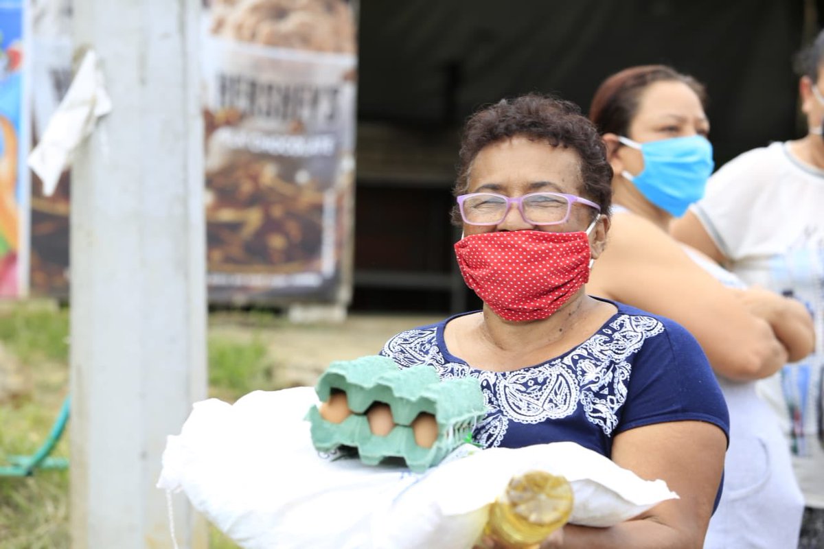 Presentesco's tweet photo. Hoy fuimos a Bello para entregar mercados con el colectivo #putamentepoderosas a trabajadoras sexuales y familias.
La sensación fue agridulce, la satisfacción de ayudar a quienes lo necesitan siempre está presente, pero en el sector al que llegamos las necesidades son muchas. https://t.co/135f8R03V8