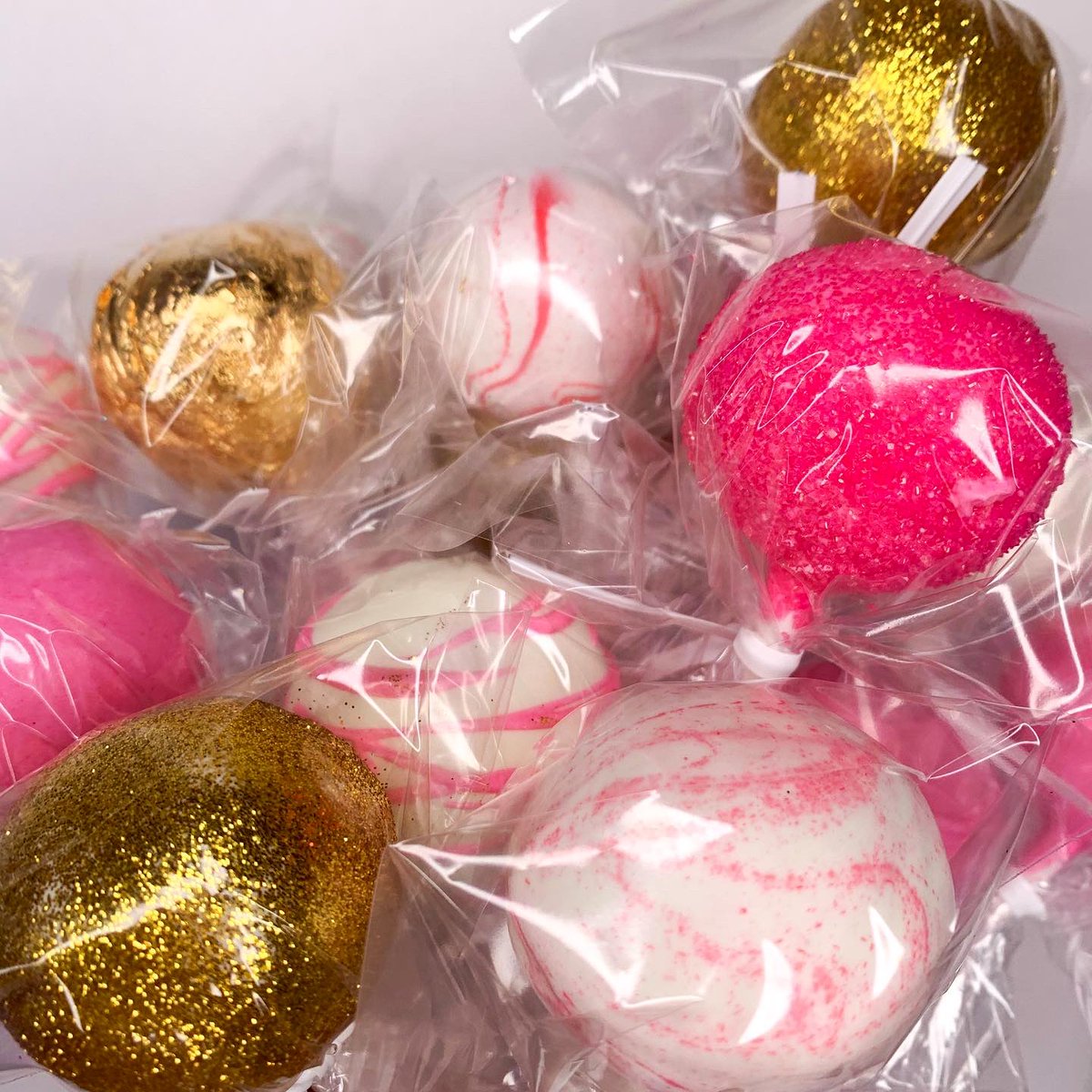 AngelTheBeautyy's tweet photo. Oh these cake pops came out so beautifully. 😍 vanilla and chocolate cake pops with pink, gold and white accents. Cake pops are personally one of my favorite desserts. The perfect amount of cake, icing and chocolate..YUM! 🧁🎂💕Place your orders with me today! #cakepops #dmvcakes https://t.co/I18IzqoC5x