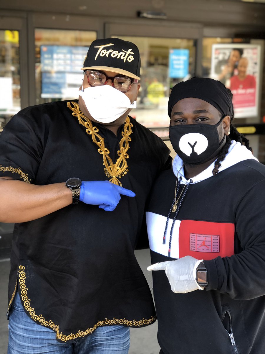AfricatownSEA's tweet photo. #BreakingNews - Random act of kindness breaks out on in the Central District as community members hand out free meals and PPE on 23rd and Jackson to those most vulnerable. The #DefChef &amp; @wjimersonjr have been spotted. Please consider them as giving and grateful. #ZYD https://t.co/Yzv5KQaoez