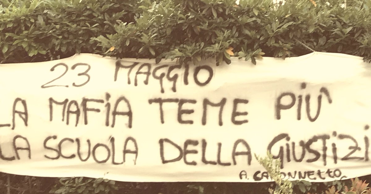 gaeguarino's tweet photo. Sappiamo tutti che la Cultura fa paura a molti, pertanto, alla luce di quanto accaduto alla #ScuolaPertini di Brancaccio, propongo una sottoscrizione per l'acquisto dei computer che hanno rubato. Fatemi sapere, io prontissimo.
"La mafia teme la scuola più della giustizia" https://t.co/rvcLKotMTO