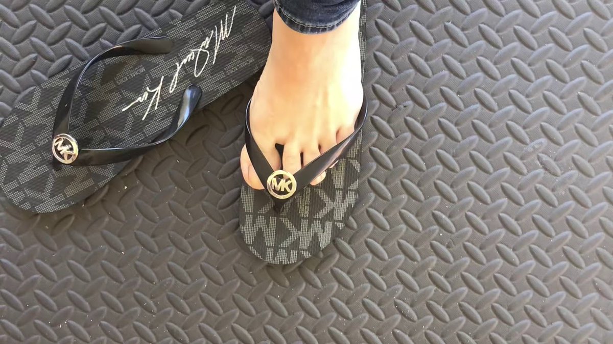 _LikeMyFeet's tweet photo. Just posted... Pretty Feet Foot Fetish Michael Kor‘s Sandals - https://t.co/8LhseWVypy Be sure to leave a comment on our post. #footfetısh #prettyfeet #prettytoes #likemyfeet #sexyfeetvideos https://t.co/RfCpdJhoSI