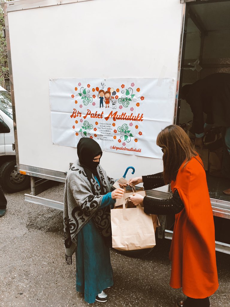 Sevgili Dostlar 29 Nisan - 5 Nisan tarihlerinde yardım gönderenlerin Ankara Yetim İftarı Yemek dağıtımıdır 💝🌸
