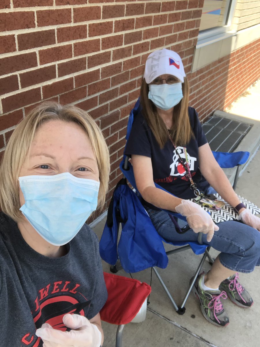 JodySullivan1's tweet photo. Handing out meds today at Caldwell !! #GISDAlwaysConnected #gisdnurseseeek @GISDhealth https://t.co/ZE5wTIef2E
