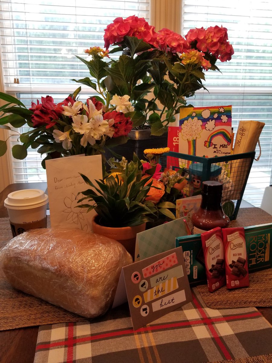 swenson_nancy's tweet photo. Feeling so loved and appreciated by my students and families this week! It’s also been so fun to have all these sweet familiar faces drop by. ❤️ My Trailwood tribe is so amazing - and all you parents deserve a teacher appreciation week right now too! ⁦@trailwoodsmsd⁩ https://t.co/CDU1guhZ8n