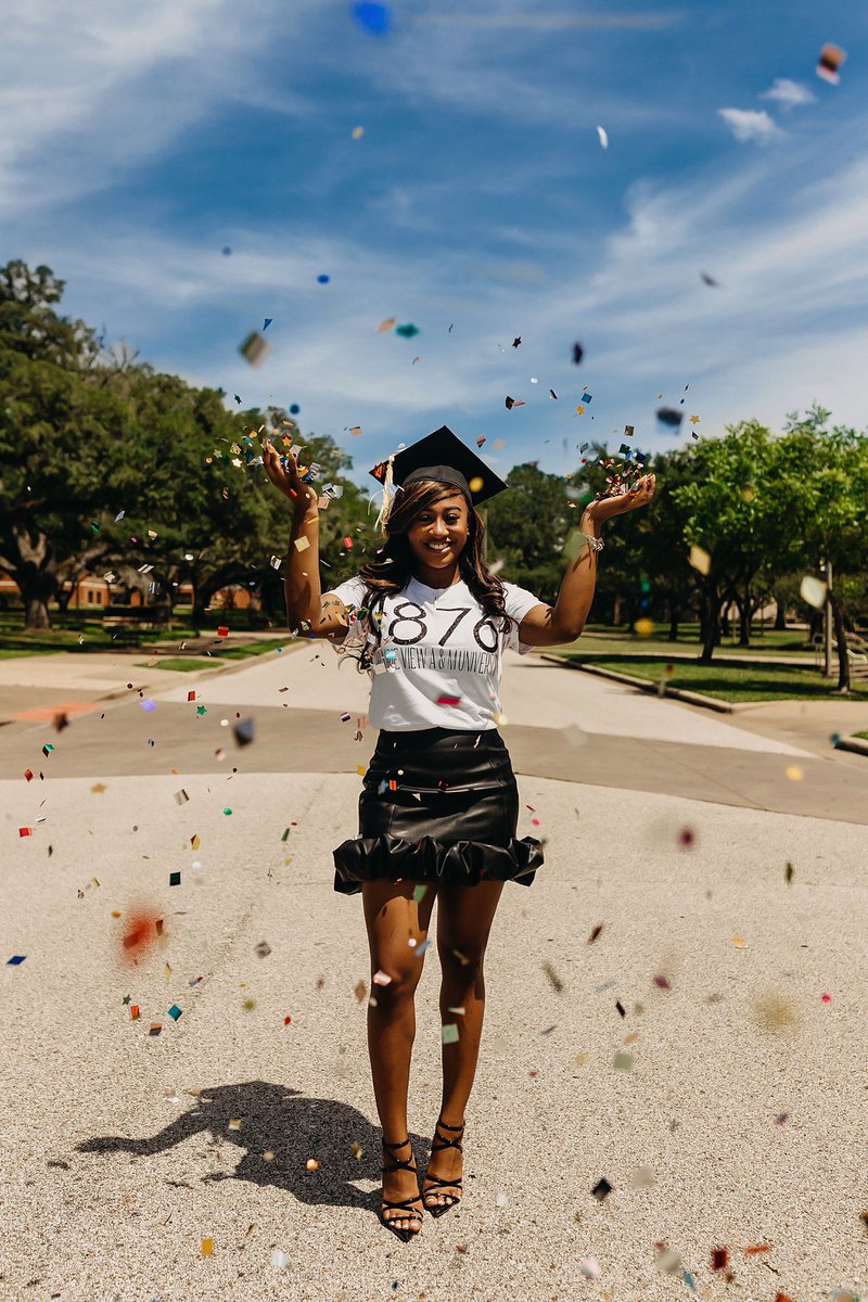MeLlamoChrissy's tweet photo. Barely flex, but don’t play with me, period 👩🏾‍🎓✨ https://t.co/PduLZ6os70