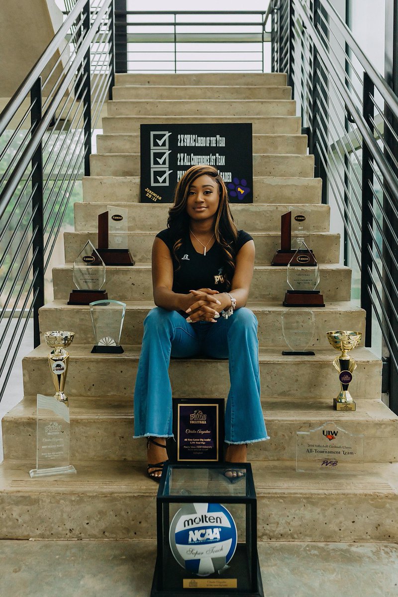 MeLlamoChrissy's tweet photo. Barely flex, but don’t play with me, period 👩🏾‍🎓✨ https://t.co/PduLZ6os70