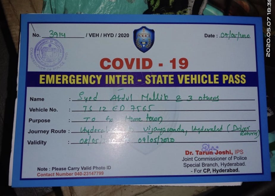 NaseerGiyas's tweet photo. Three students of Vijaywada who were stranded in Hyderabad at border in the PS limits of Chillakalu. Even though they have passed issued by Hyderabad police @APPOLICE100 isn't allowing them to enter. SI Dharmaraj saying he won't allow @dgpapofficial @TelanganaCOPs @vijaywadapo https://t.co/24qYSIjYsM