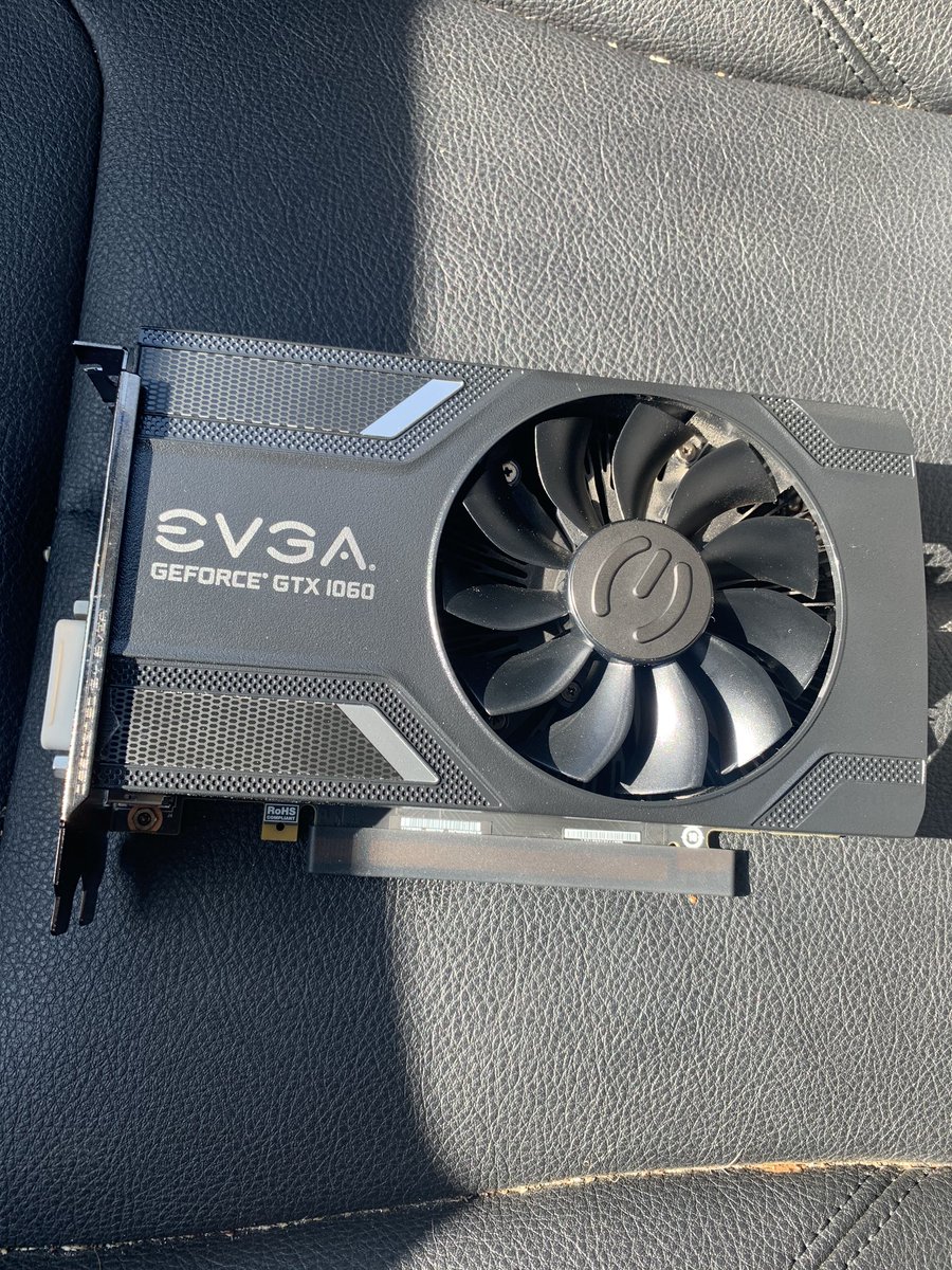 crispy_lumpia_'s tweet photo. New GPU! Upgrading the rig again!!! #beefitup #makeitstronger #PCmasterrace https://t.co/QBMg9FqaTR