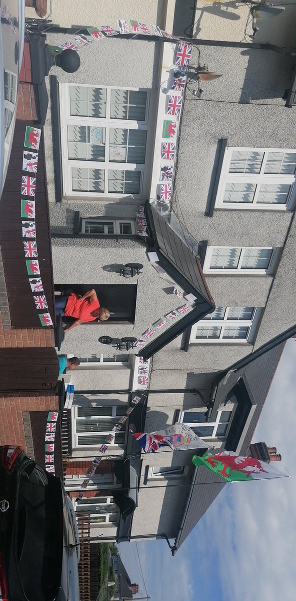 SarahEd02340064's tweet photo. Mam and dad are ready for tomorrow.. #StreetParty #SocialDistance #2meterRule https://t.co/ci2VzbUDtN