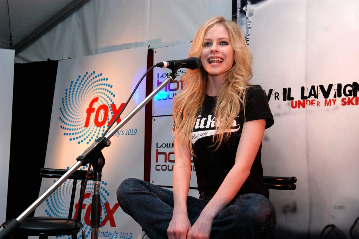 lavigneanos's tweet photo. live @ FOX FM's ROOFTOP (AUS, may-2005) https://t.co/xeXYLl2ibW