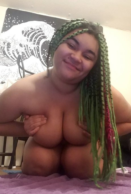 rt clover titties for good luck🍀💚💜 https://t.co/DYyHfJ6G3C